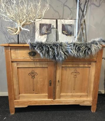 Mooi, leuk oud grenen kastje/commode te koop beschikbaar voor biedingen