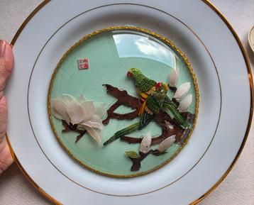 Porselein bord met bol glas Chinees handwerk beschikbaar voor biedingen