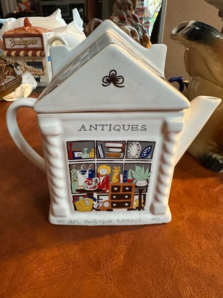 Decoratieve theepot - Antiques Shop - WADE England, Verzamelen, Spaarpotten, Zo goed als nieuw, Object of Gebouw, Steen, Aardewerk of Keramiek