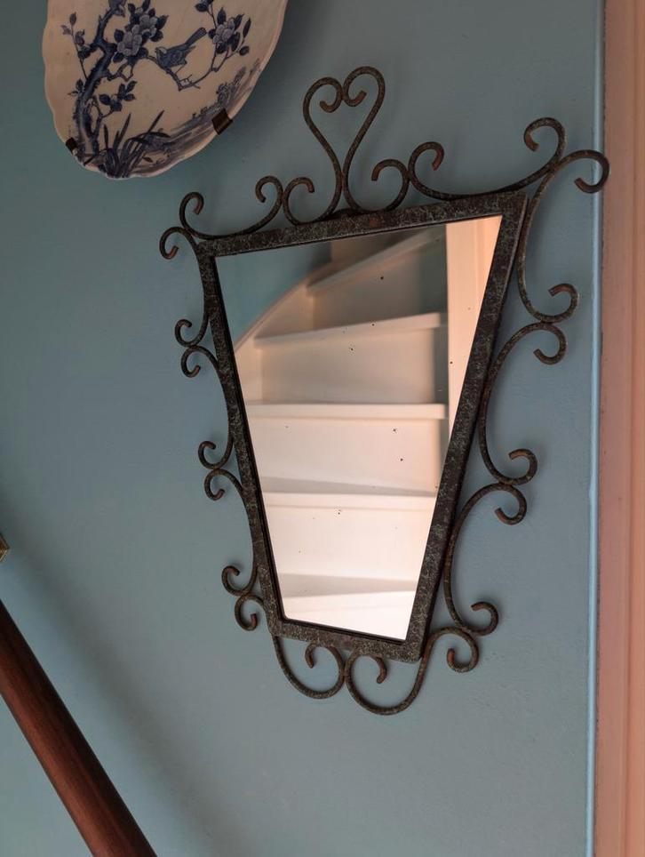 Mooie brocante, antiek spiegel, ijzeren lijst, Huis en Inrichting, Woonaccessoires | Spiegels, Gebruikt, Minder dan 50 cm, Minder dan 100 cm
