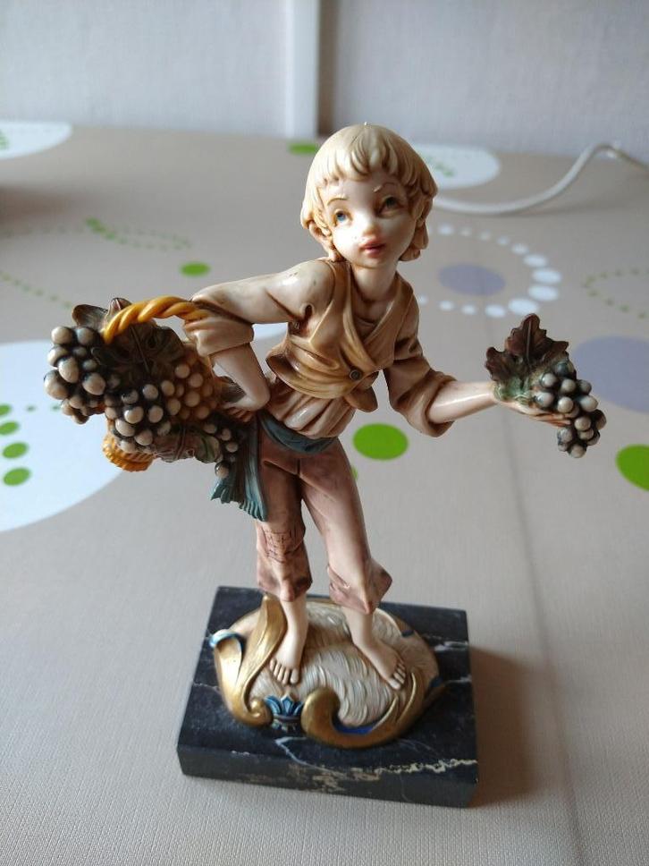 Vintage Beeldje v. Fontanini Simonetti - Jongen met druiven, Verzamelen, Beelden en Beeldjes, Zo goed als nieuw, Mens, Ophalen