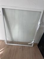 Gratis: wit (aluminium?) raam met 2 scharnieren, Doe-het-zelf en Verbouw, Glas en Ramen, Minder dan 80 cm, Gebruikt, Gevelraam of Ruit