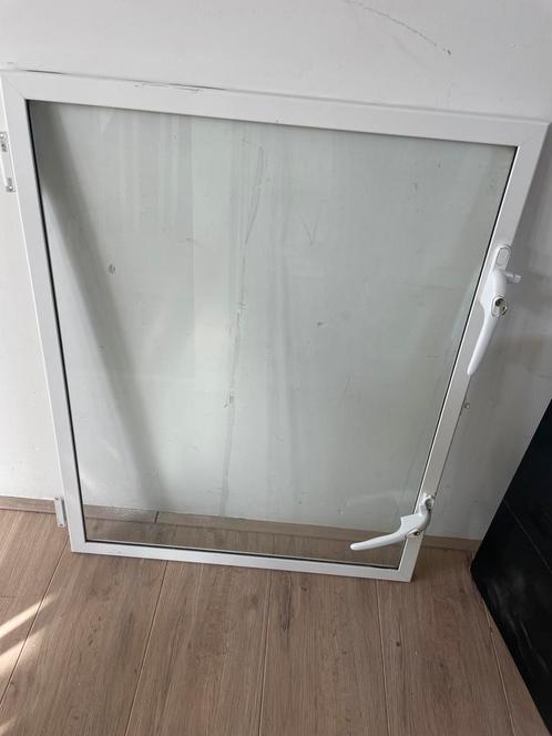 Gratis: wit (aluminium?) raam met 2 scharnieren, Doe-het-zelf en Verbouw, Glas en Ramen, Gebruikt, Gevelraam of Ruit, Minder dan 80 cm