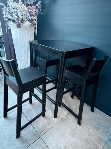 Bartafel en drie stoelen  beschikbaar voor biedingen
