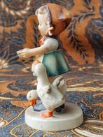 Meisje met eenden oud vintage Goebel Hummel beeldje 11,3 cm., Antiek en Kunst, Ophalen of Verzenden