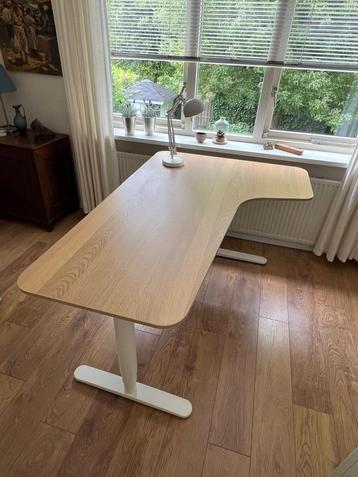 Als nieuw! Elektrisch zit-sta hoekbureau Ikea Bekant