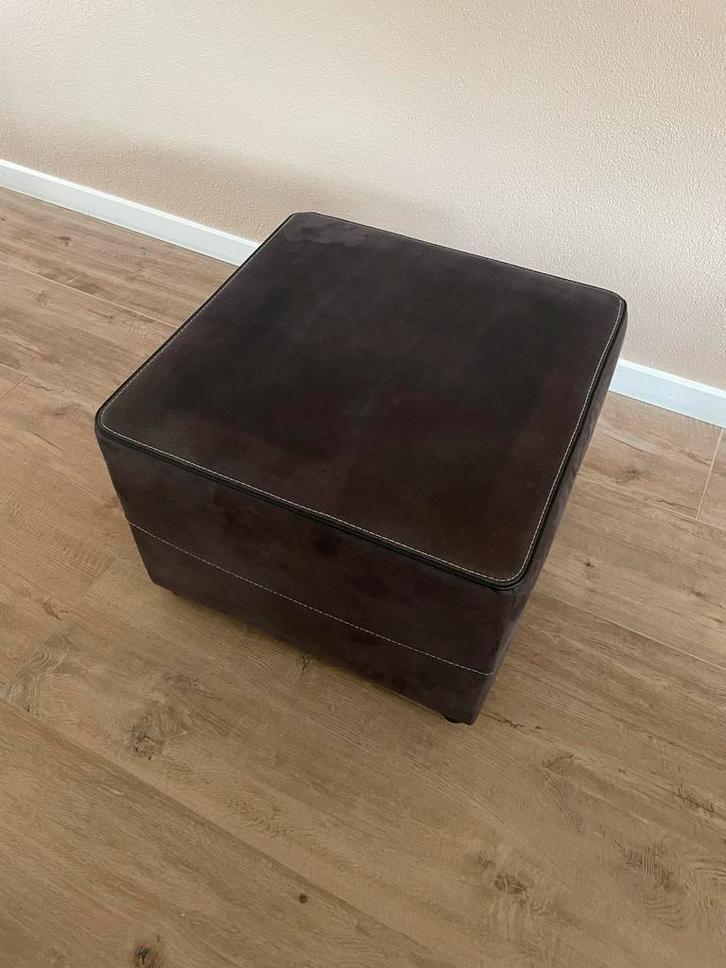Mooie vierkante poef / voetenbank / bijzettafel, Huis en Inrichting, Banken | Voetenbanken en Poefen, Zo goed als nieuw, 50 tot 75 cm