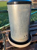 Kippen voersilo met dosering, Dieren en Toebehoren, Pluimvee | Toebehoren, Ophalen of Verzenden, Gebruikt, Kippenhok of Kippenren