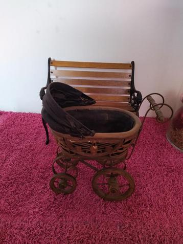 Kleine oude poppen kinderwagen.  beschikbaar voor biedingen