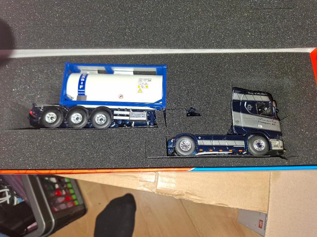Scania Mick van den Berg, Hobby en Vrije tijd, Modelauto's | 1:50, Verzenden, Nieuw, Bus of Vrachtwagen, Tekno
