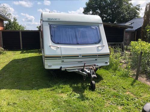 Swift Toscane 460, Caravans en Kamperen, Caravans, Particulier, tot en met 4, 750 - 1000 kg, Treinzit, Swift, Vast bed, 4 tot 5 meter