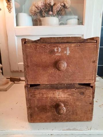 Set van 2 oude houten kistjes met schuifdeksel. beschikbaar voor biedingen