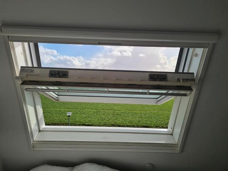 Compleet GGU UK04 raam incl. rolgordijn en vliegenhor, Doe-het-zelf en Verbouw, Glas en Ramen, Zo goed als nieuw, Dakraam, 80 tot 120 cm