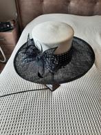 Prachtige hoed, zwart met ivoor., Kleding | Dames, Hoeden en Petten, 56 of 57 cm (M, 7 of 7⅛ inch), OLIVIERO, Ophalen of Verzenden
