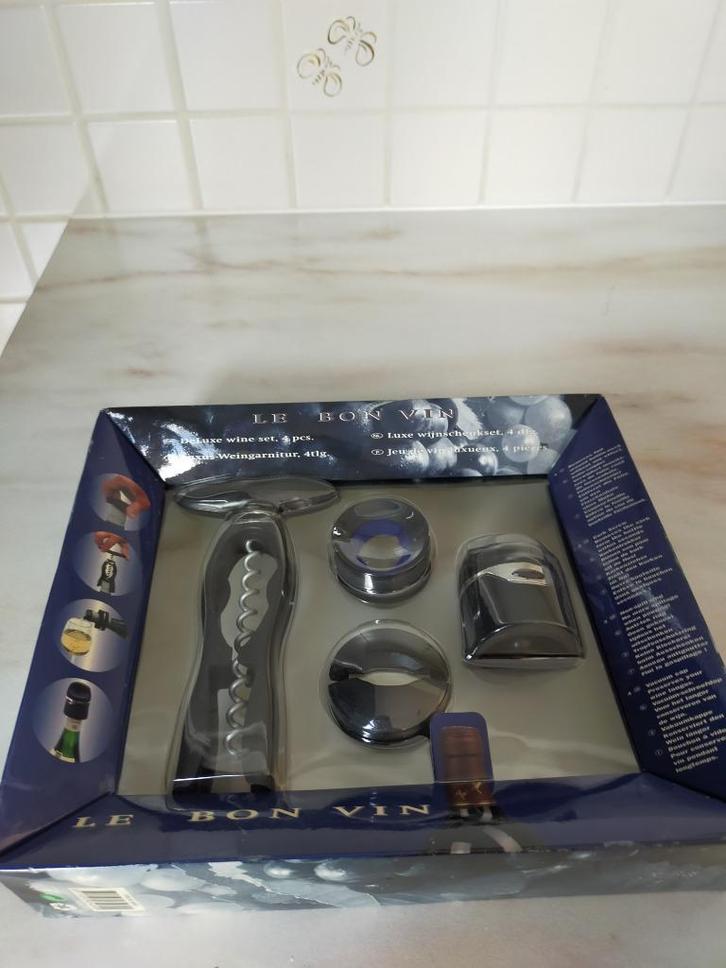 Luxe Wijnschenkset 4 delig Nieuw, Huis en Inrichting, Keuken | Keukenbenodigdheden, Nieuw, Ophalen