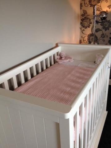 Mooie luxe babykamer beschikbaar voor biedingen
