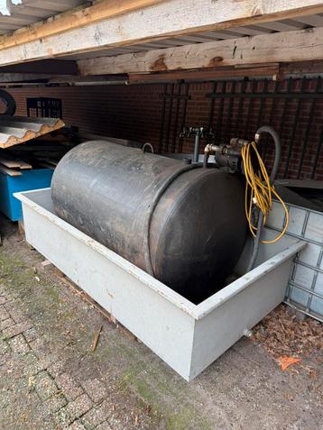 1000 liter diesel tank met lekbak beschikbaar voor biedingen