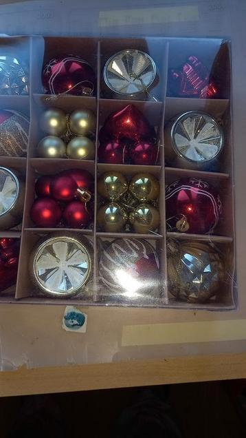 Variatiebox met verschillende kunstof kerstballen beschikbaar voor biedingen