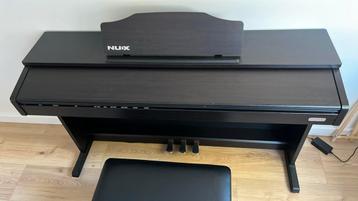 prachtige digitale piano beschikbaar voor biedingen