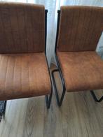 2 Nette Eetkamerstoelen. Kleur bruin . Leer / suèd, Huis en Inrichting, Fauteuils, Ophalen of Verzenden, Zo goed als nieuw