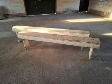 2 oude houten bankjes beschikbaar voor biedingen
