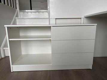 Mooie lage ladekast van Naduvi in het wit