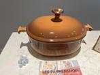 Le Creuset La Mama Hazelnoot ovaal 25 cm in nieuwstaat, Gietijzer, Nieuw, Ophalen of Verzenden, Keramische plaat