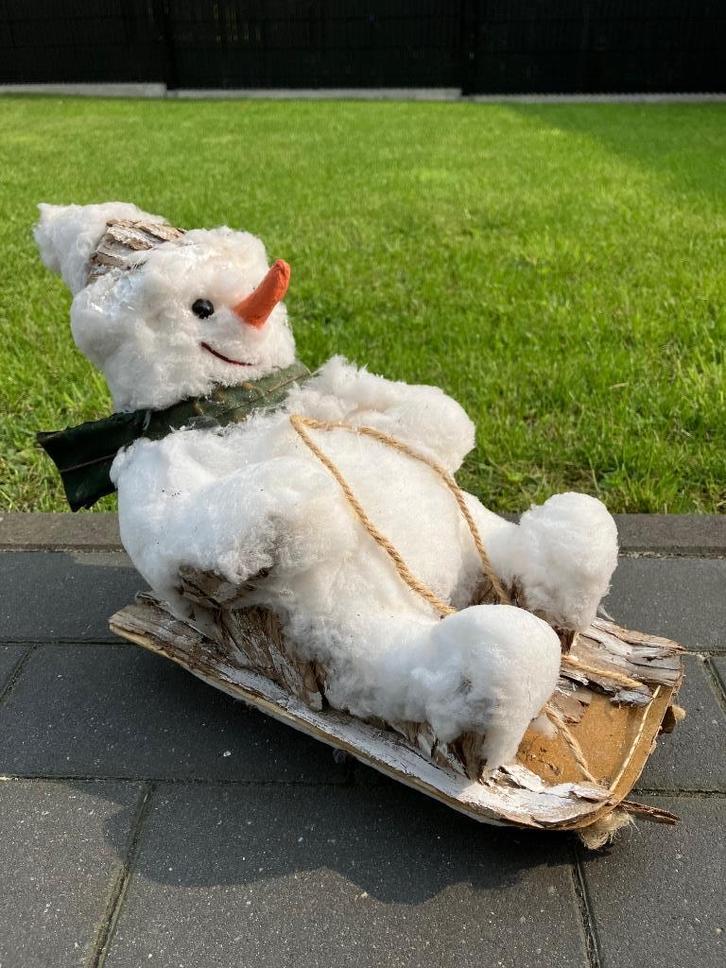 Sneeuwman op een slee voor Kerstmis 26 Cm hoog, Diversen, Kerst, Gebruikt, Ophalen of Verzenden