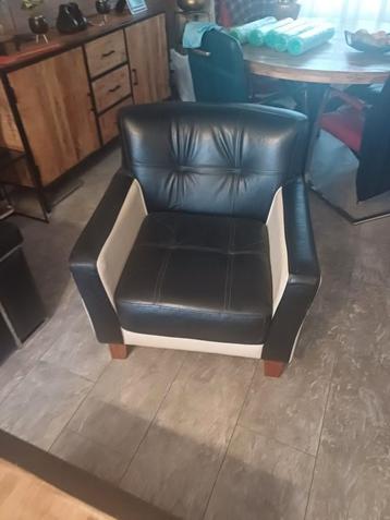 Twee vintage leren fauteuil zie foto's  beschikbaar voor biedingen