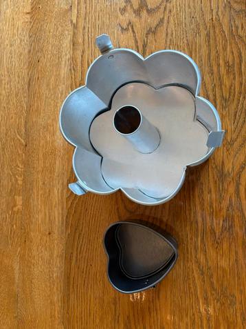 2x Bakvormen: Hart & Bloem beschikbaar voor biedingen