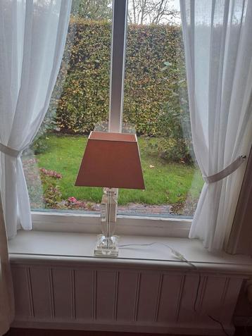Mooie tafellamp met glazen voet beschikbaar voor biedingen