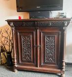 “Mooie donkerhouten kast met sierlijk houtsnijwerk, Huis en Inrichting, Kasten | Dressoirs, Ophalen, 25 tot 50 cm