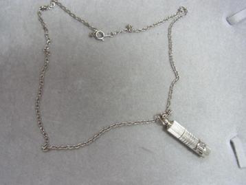 SOS hanger met ketting beschikbaar voor biedingen