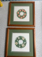 Twee geborduurde bloemenkrans schilderijen, Huis en Inrichting, Woonaccessoires | Schilderijen, Tekeningen en Foto's, Ophalen of Verzenden