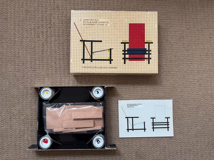 Gerrit Rietveld rood blauwe leunstoel schaal 1:6 miniatuur, Antiek en Kunst, Kunst | Designobjecten, Ophalen of Verzenden