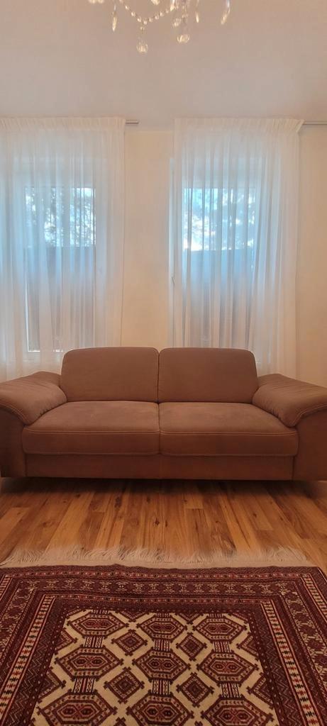 Twee comfortabele 2-zits banken in uitstekende staat, Huis en Inrichting, Banken | Complete zithoeken, Zo goed als nieuw, Leer