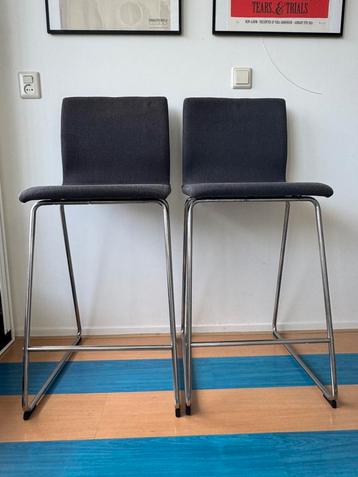 Barkruk met rugleuning Grijsblauwe stoffering In goede staat beschikbaar voor biedingen