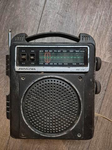 Vintage Soundesign AM/FM Radio beschikbaar voor biedingen