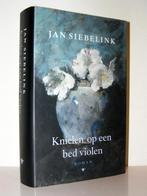 Jan Siebelink - Knielen op een bed violen (gebonden roman), Boeken, Romans, Ophalen of Verzenden, Zo goed als nieuw, Nederland