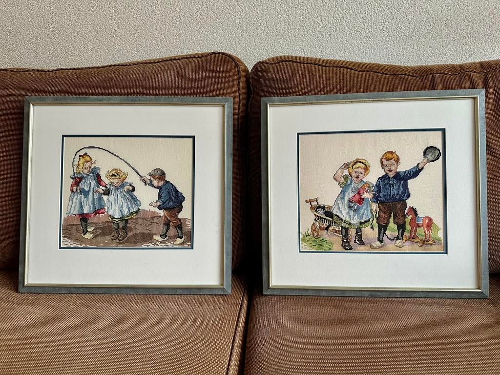 2 Handborduurwerken Ot en Sien ingelijst met kader. 44/41 cm, Ophalen of Verzenden, Zo goed als nieuw, Borduurpakket