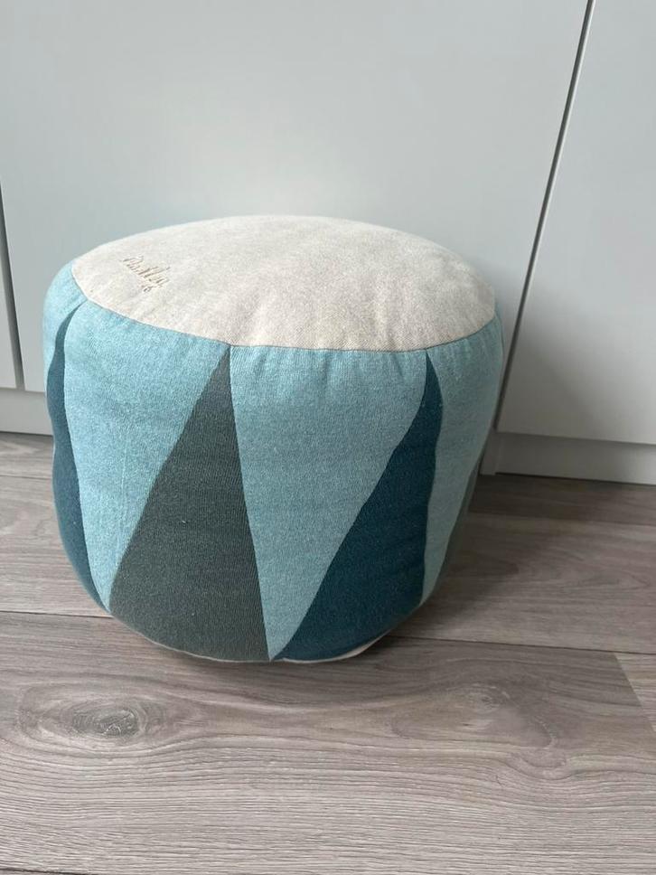 Maileg poef trommel groen en beige, Huis en Inrichting, Banken | Voetenbanken en Poefen, Zo goed als nieuw, Minder dan 50 cm, Minder dan 50 cm