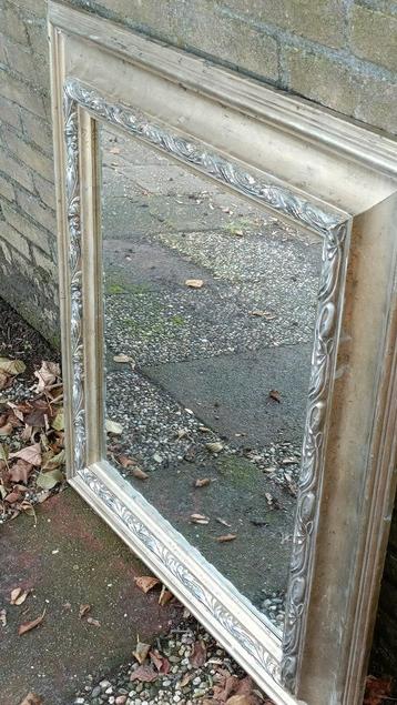 Mooie Spiegel met Sierlijke Lijst beschikbaar voor biedingen