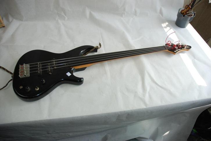 Aria The Cat Bass (ontfret)    <24241036>, Muziek en Instrumenten, Instrumenten | Onderdelen, Gebruikt, Elektrische basgitaar
