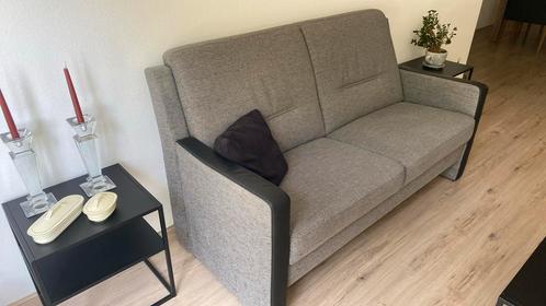 Mooie bank met (nep) leren leuningen, Huis en Inrichting, Banken | Bankstellen, Zo goed als nieuw, Rechte bank, Tweepersoons, 150 tot 200 cm