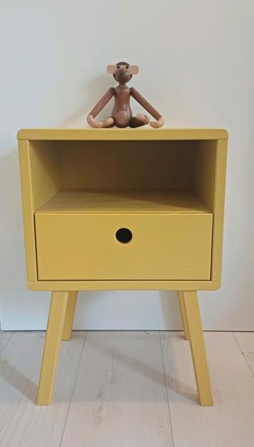 Mosterdgeel woood nachtkastje sammy van karwei  beschikbaar voor biedingen