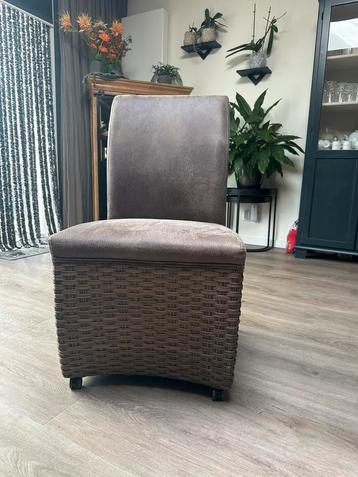 4 Eetkamer stoelen beschikbaar voor biedingen