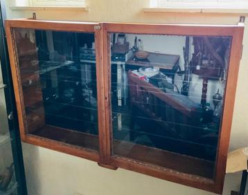 Een vintage wand(hang-) vitrine beschikbaar voor biedingen