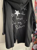 Zwarte jas met sterren en tekst, Ophalen of Verzenden, Zo goed als nieuw, Maat 38/40 (M), Zwart