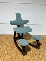 Stokke Varier Thatsit Kniestoel kleur blauw groen, Huis en Inrichting, Stoelen, Hout, Blauw, Ophalen of Verzenden, Zo goed als nieuw