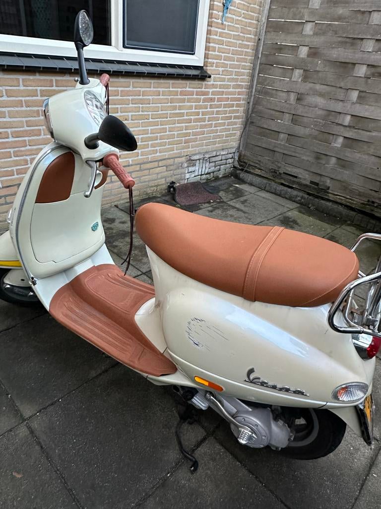 Vespa Parelmoer - Weinig KM - Beschadigd, Fietsen en Brommers, Ophalen, Gebruikt, Maximaal 45 km/u, Overige modellen